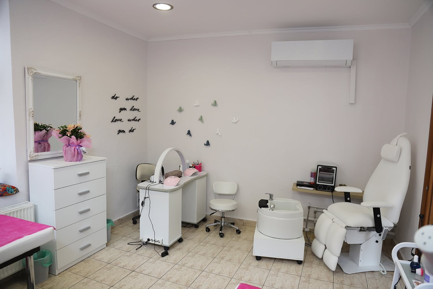 Καμπίνα νυχιών με πολυθρόνα πεντικιούρ και εξοπλισμό
